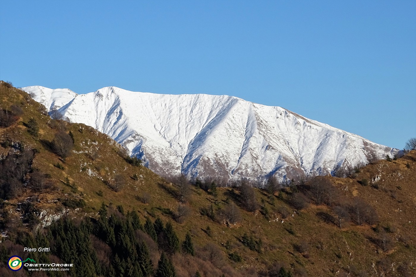 38 Maxi zoom in Cima Grem innevata, oltre le creste del Monte Castello.JPG